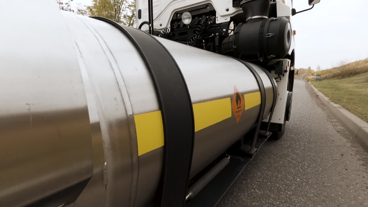 camión con cisterna de combustible