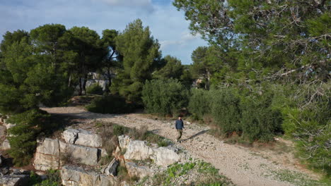 Mann-Beim-Wandern-In-Der-Natur-In-Der-Nähe-Von-Cassis-In-Südfrankreich