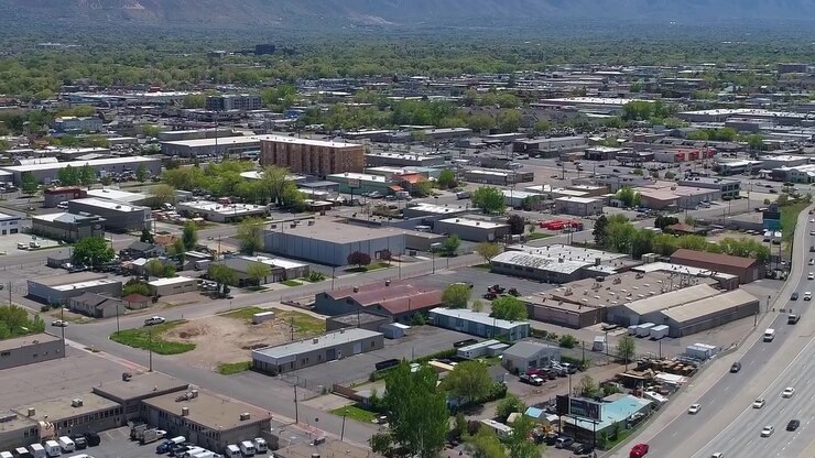 Vista della città vicino all'autostrada con edifici e attività commerciali negli USA