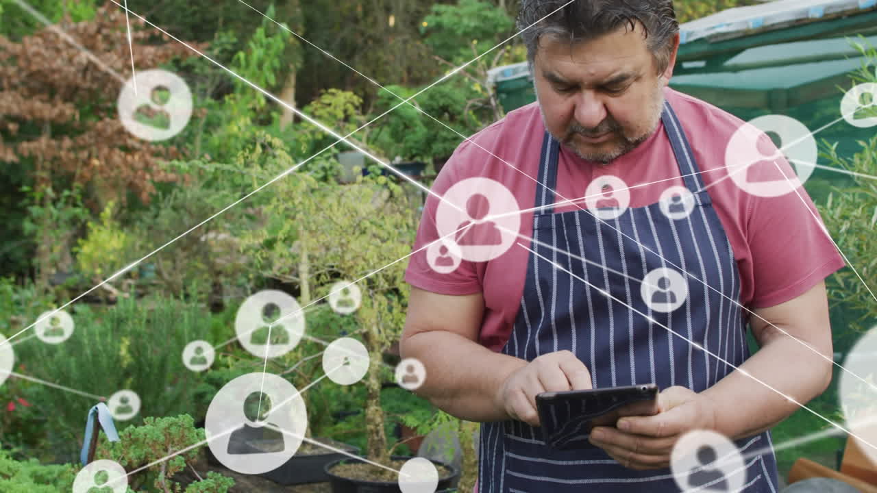 Video con rete di connessioni su uomo latino che lavora in giardino.