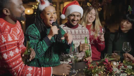 Seguimiento-De-Disparo-Acercándose-A-Un-Grupo-De-Amigos-Cantando-En-Un-Bar-De-Karaoke