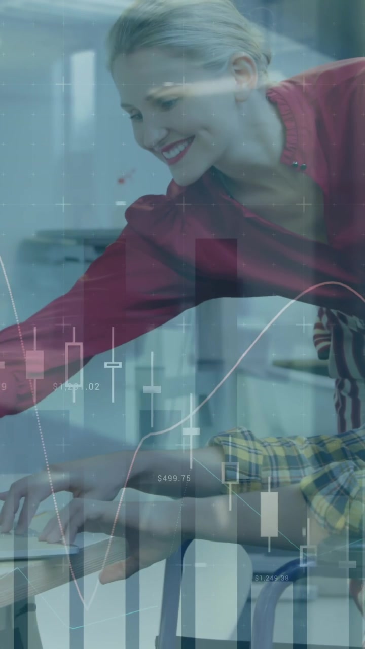 Animazione di elaborazione dati su donna che si allena in palestra