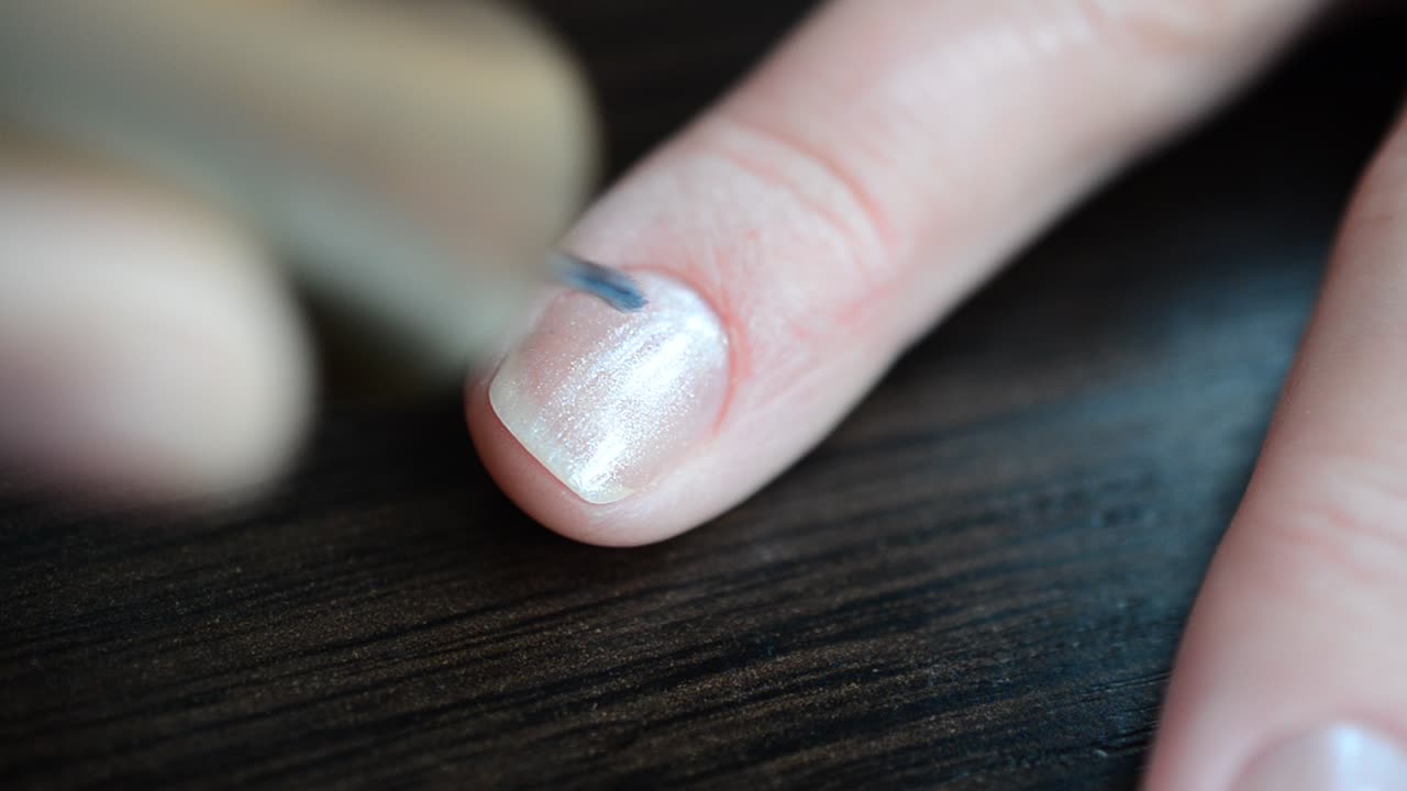 Dipingiamo le unghie. Mano femminile