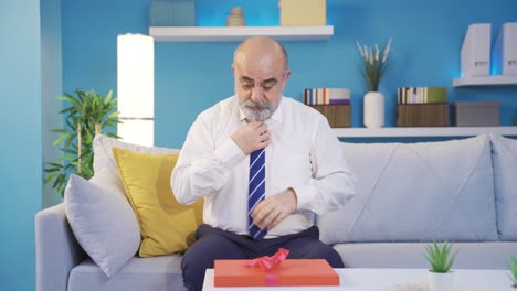 un viejo positivo y alegre esperando emocionado en casa.
