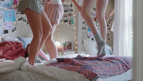 adolescentes felices saltando en la cama en casa mejores amigas celebrando juntos disfrutando del fin de semana de vacaciones