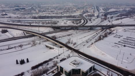 Imágenes-Aéreas-Reveladoras-Del-Centro-De-Calgary-Cubierto-De-Nieve.