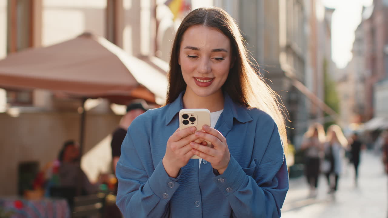 mujer joven usa teléfono inteligente escribiendo mensajes de texto navegando por internet terminando el trabajo mirando a la cámara