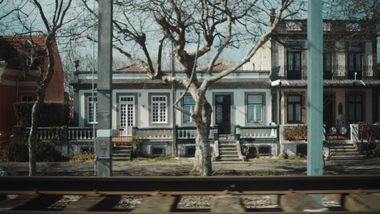 가까운 현대 및 오래된 집, 나무, 낮과 함께 마을을 통과하는 열차 여행 창문 뷰