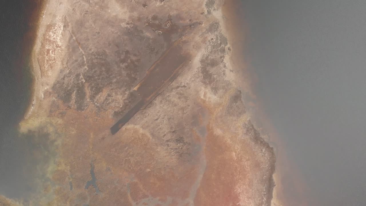 toma aérea de un dron cenital de la playa del lago de arena en la textura de las tierras altas escocesas desde arriba del paisaje del reino unido