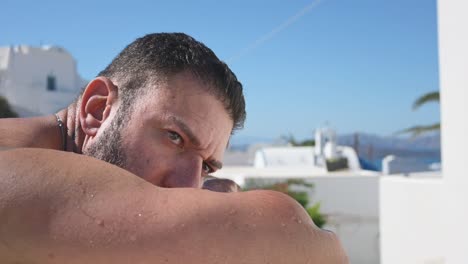 mirando las vistas de la caldera de santorini grecia desde la piscina