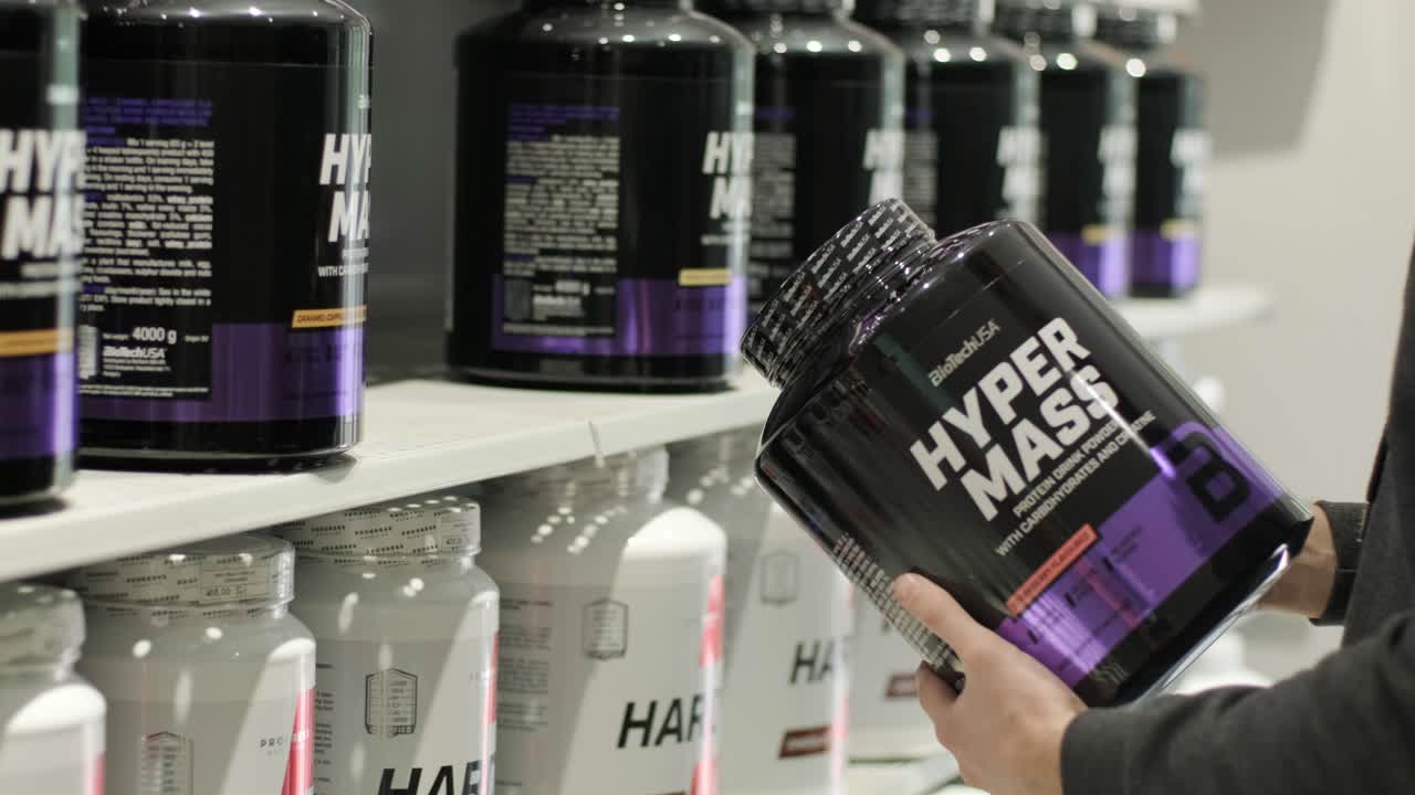 스포츠 영양 상점 인테리어에는 다양한 영양 보충제가 있습니다.