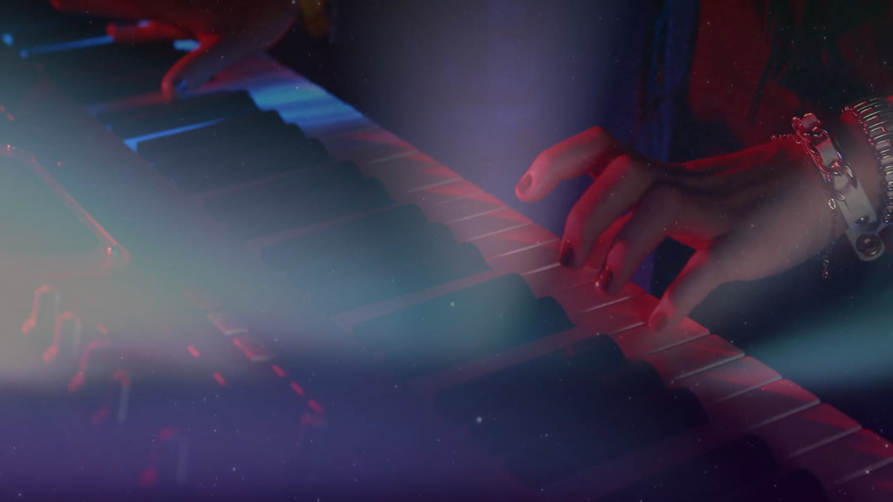 Mani di musicista che premono la tastiera sotto luci di scena e fumo, con icone di note musicali animate