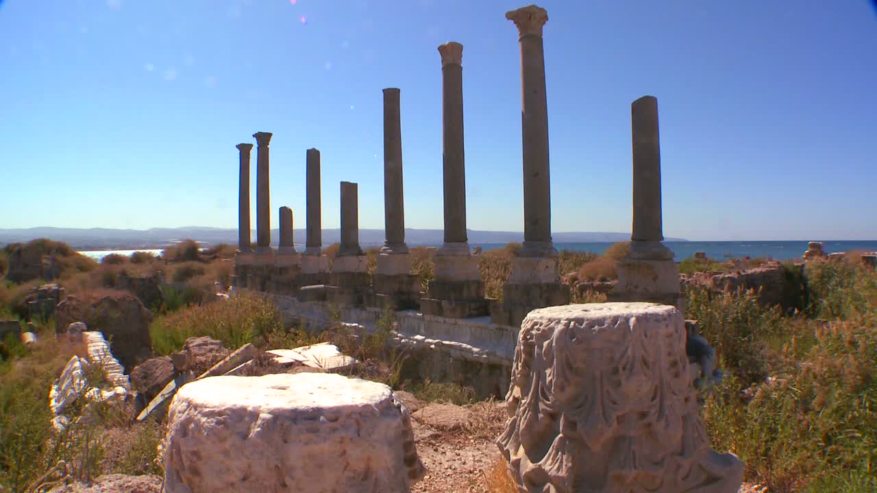 레바논 1의 티레 폐허의 기둥을 가로지르는 움직임