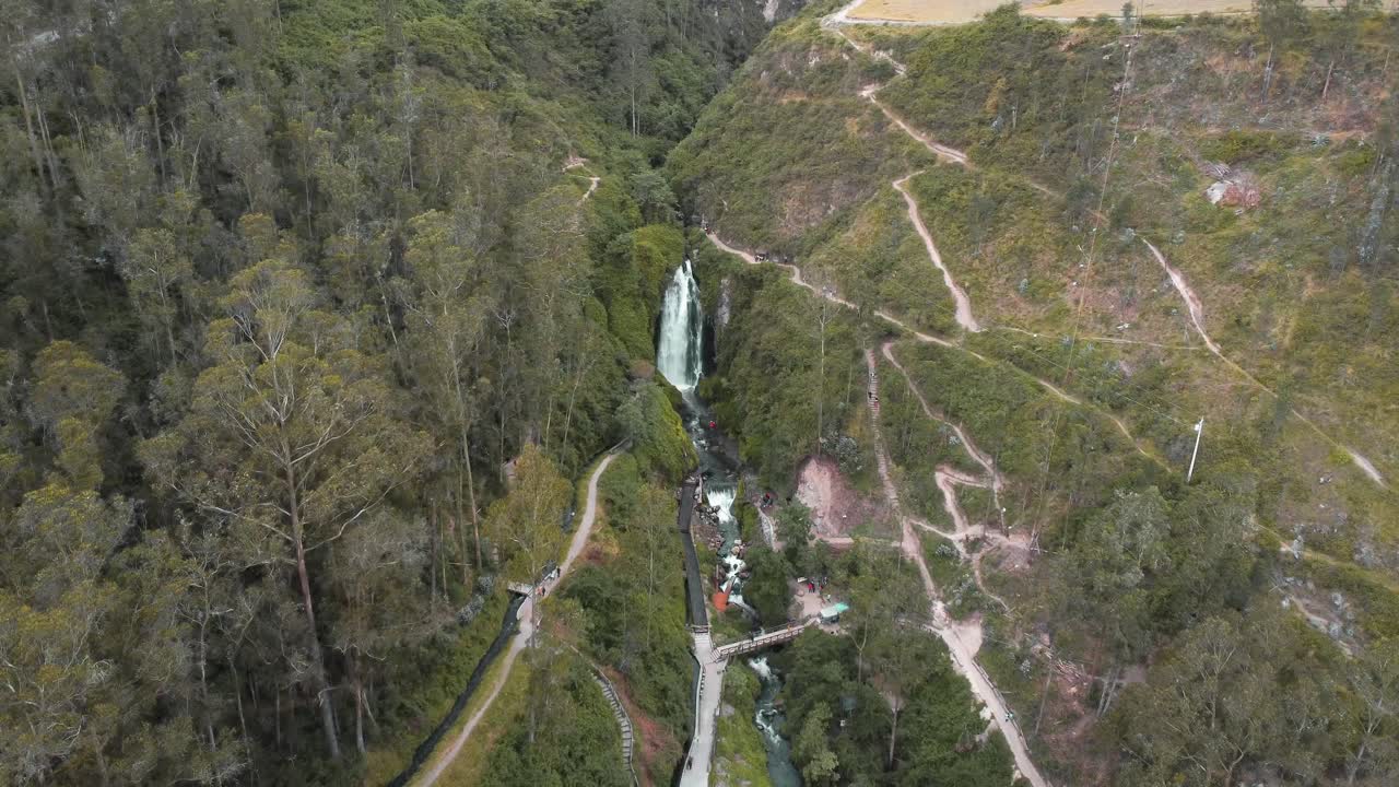 vista aérea de las cascadas de peguche en otavalo con dolly hacia adelante