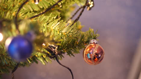 árbol de navidad con bolas de colores y bokeh