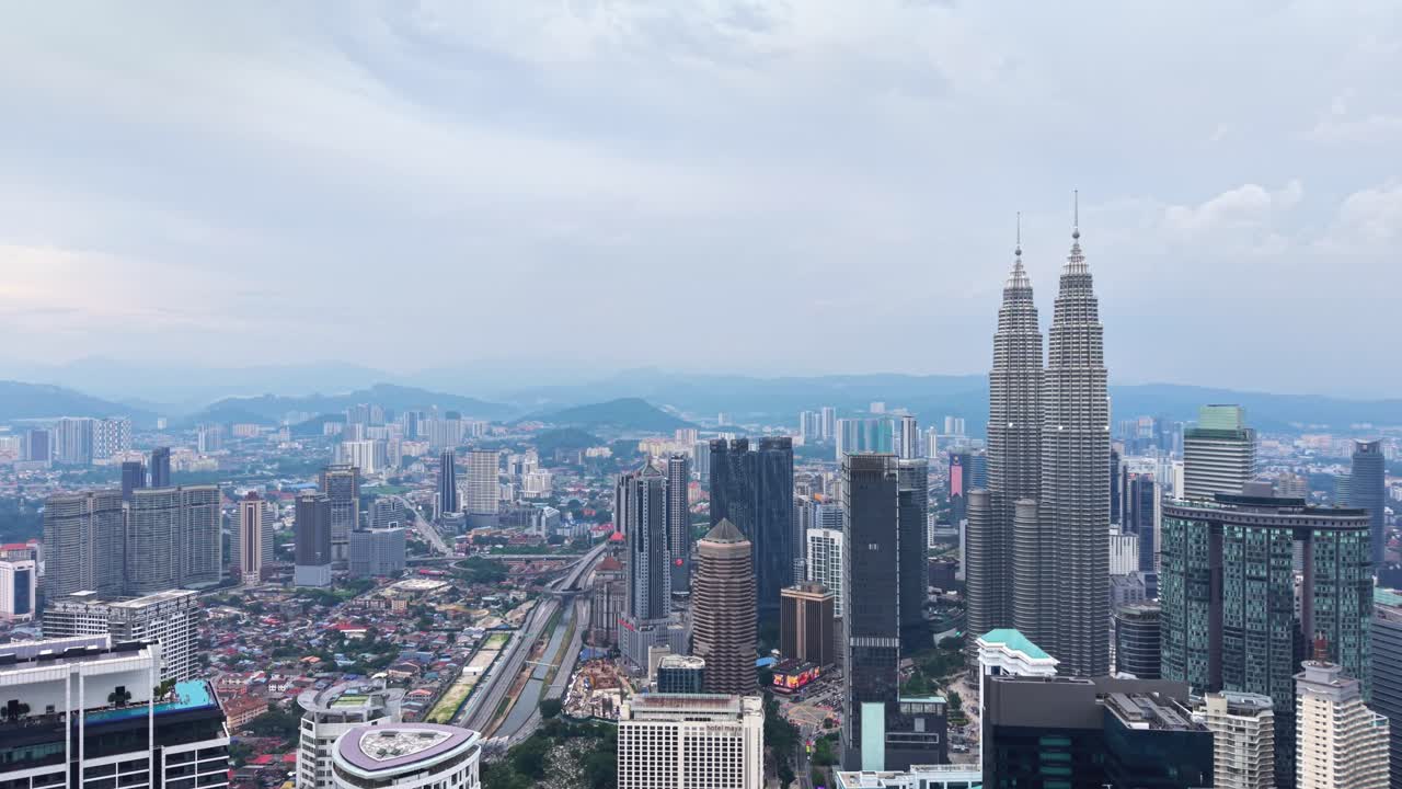 マレーシアのクアラルンプール市街の4K ドローン映像。ペトロナスツインタワー、KLCC、ムルデカ118などの高層ビルが特徴です。
