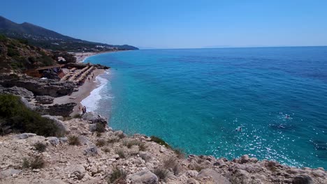 Escapada-De-Verano:-Increíble-Playa-Rodeada-De-Acantilados-En-La-Maravillosa-Costa-Jónica-De-Albania,-Perfecta-Para-Unas-Calurosas-Vacaciones-De-Verano