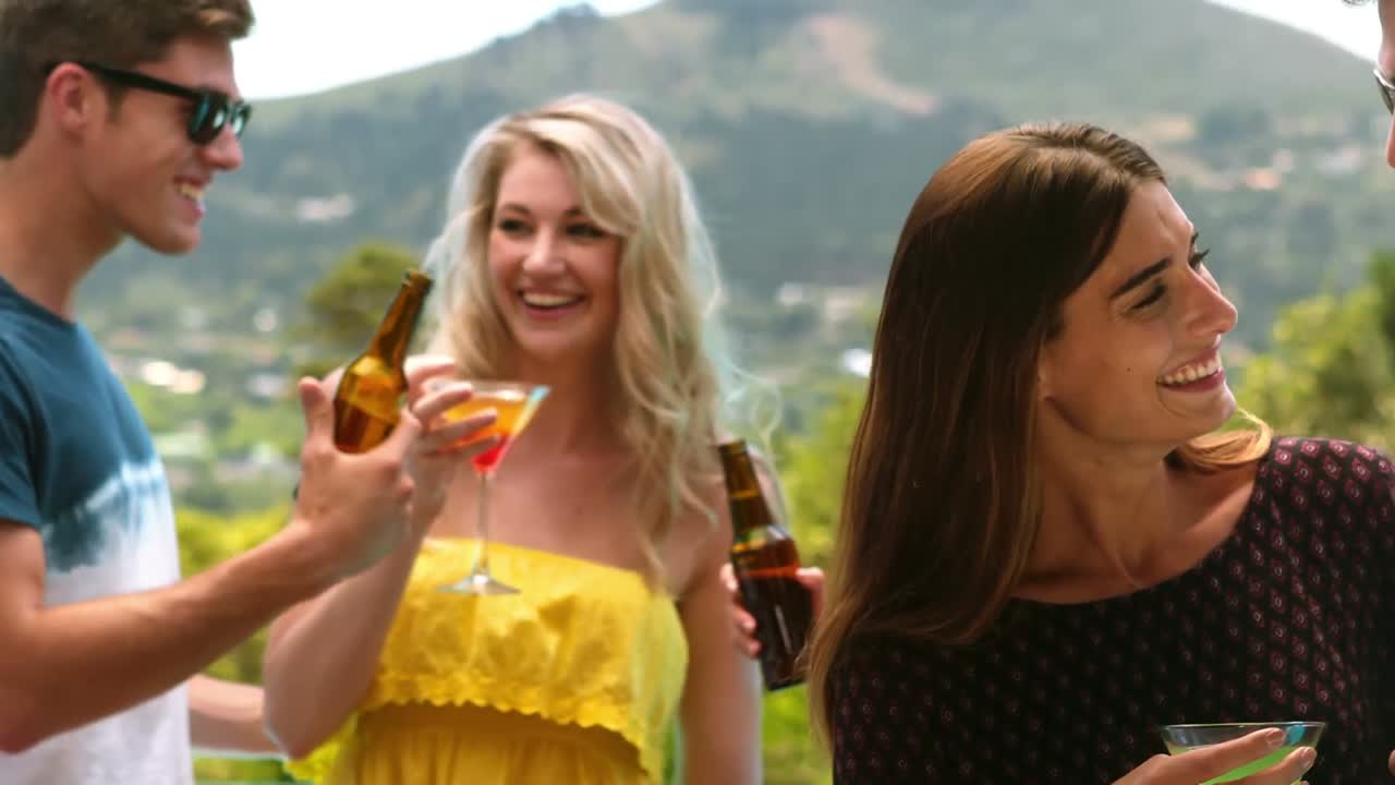 amigos felices tomando cócteles