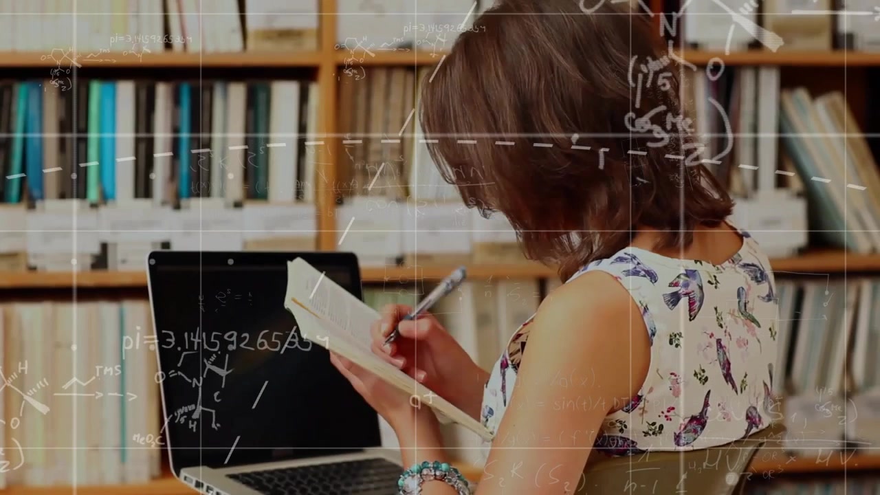 Studente che Studia con Laptop e Libro in Biblioteca con Sovrapposizione Matematica