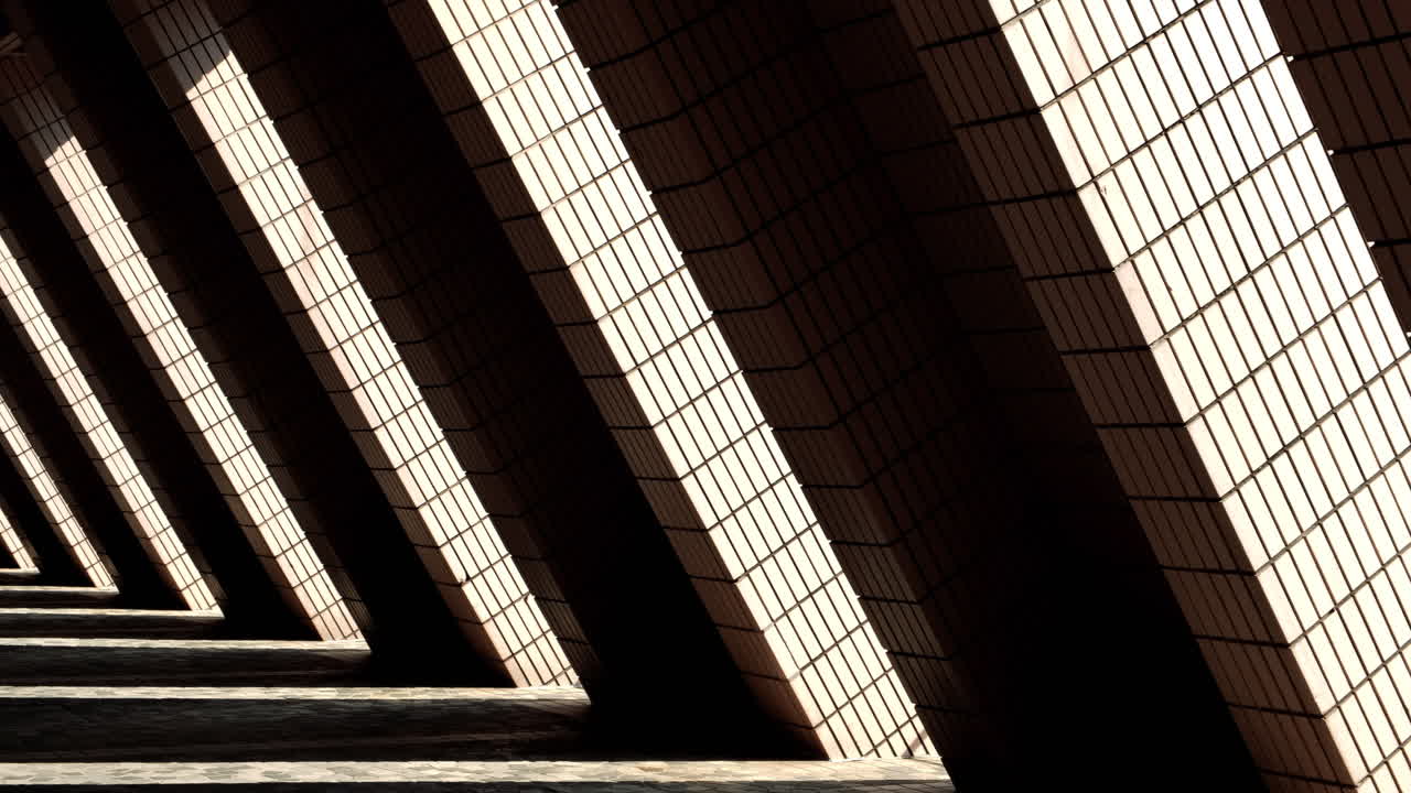 el sol de la tarde proyectó largas sombras a lo largo de la columnata