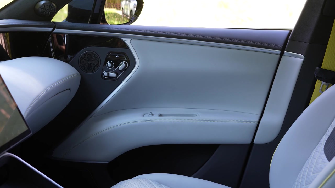 Interni della portiera del SUV elettrico di lusso Avatr 11, caratterizzati da materiali eleganti e uno stile futuristico. Ottimo per branding, pubblicità automobilistiche e contenuti di design premium.