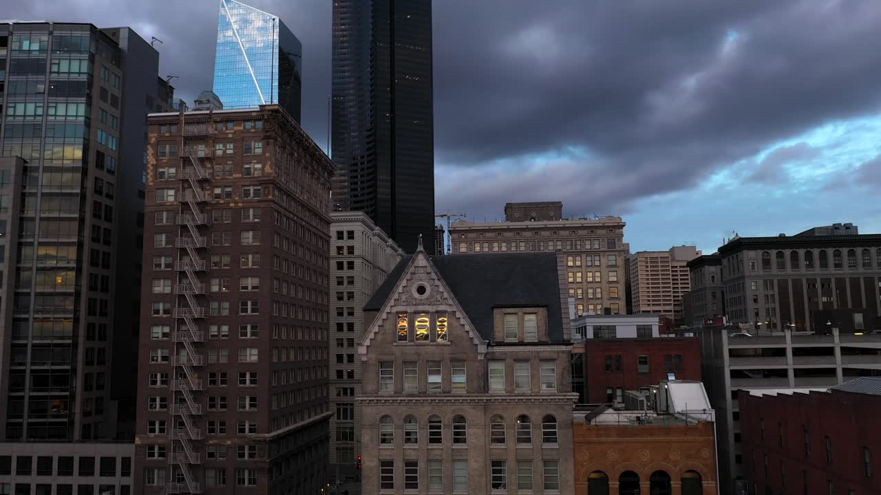 이 지역의 많은 주택 옵션을 보여주기 위해 시애틀의 개척자 광장 인근에서 솟아오르는 조감도