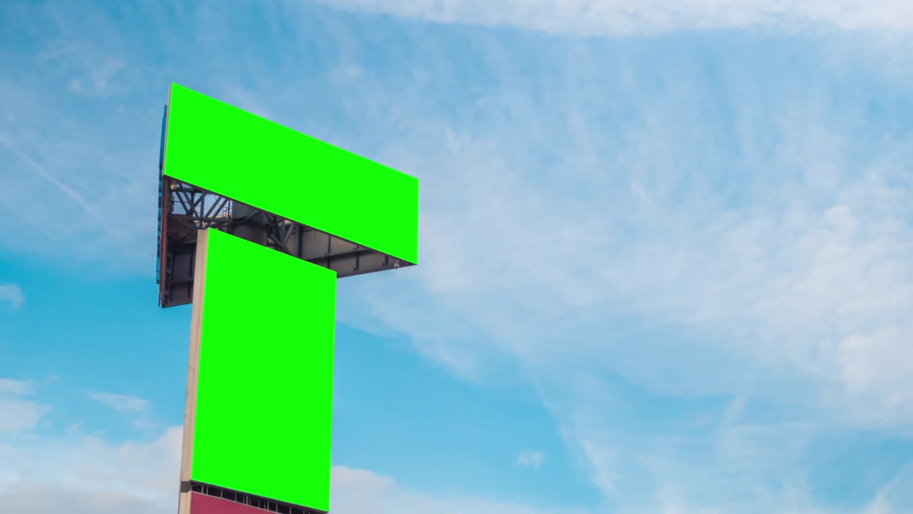 타임스 - 푸른 하늘을 배경으로 움직이는  구름과 두 개의  빈 녹색 광고판