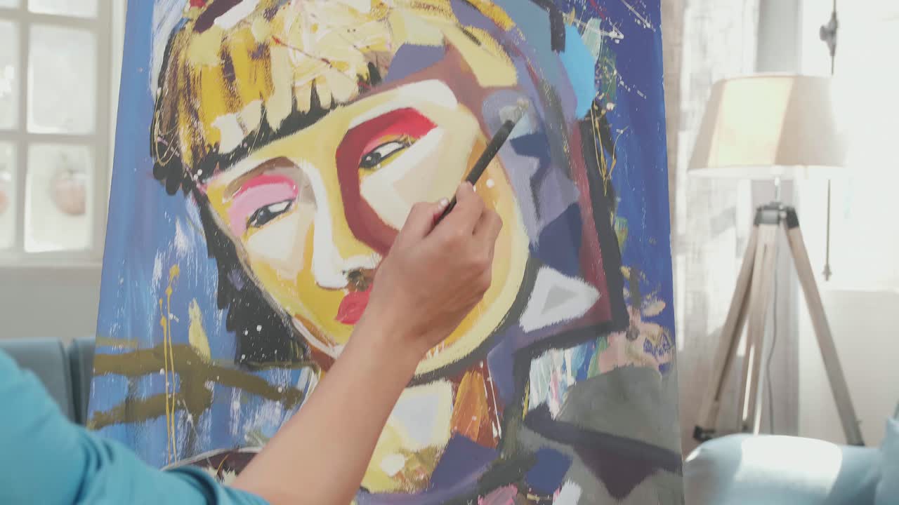 예술가 는 다채로운 추상적 인 초상화 를 그린다