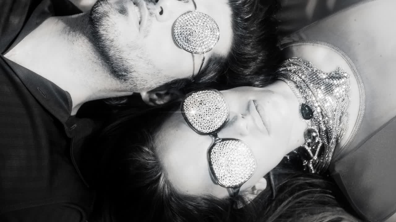 мужчина и женщина на женском полу 4k 23