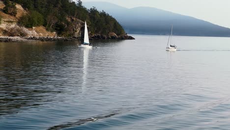 Canotaje---Veleros-Navegando-En-El-Estrecho-De-Rosario-Cerca-De-La-Isla-Visto-Desde-El-Ferry-En-Anacortes,-Ee.uu.