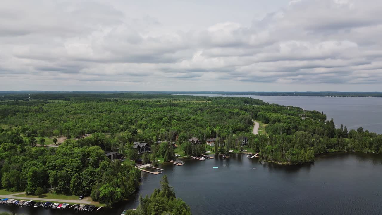 휴양지 에서 오두막 과 부두 를 가진 경치 좋은 자연 풍경