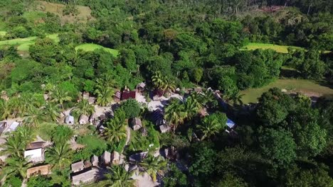 Pueblo-Africano-Durante-El-Día-Soleado-En-La-Selva