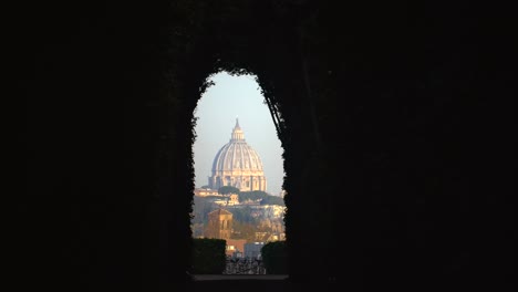 regardant à travers le trou de la serrure de la colline de l'aventin