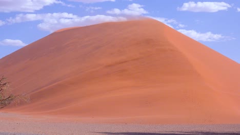 在南米布納克魯夫特國家公園 (namib naukluft national park) 發生的巨大沙風中,非常強烈的風吹出沙丘45上的沙子.