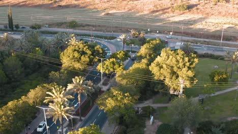 una pequeña ciudad llena de parques