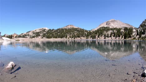 Klares-Blaues-Wasser-Des-Sees-Helen-Unterhalb-Des-Eagle-Peak-In-Lassen-Volcanic-National-Park-Kalifornien-Ca