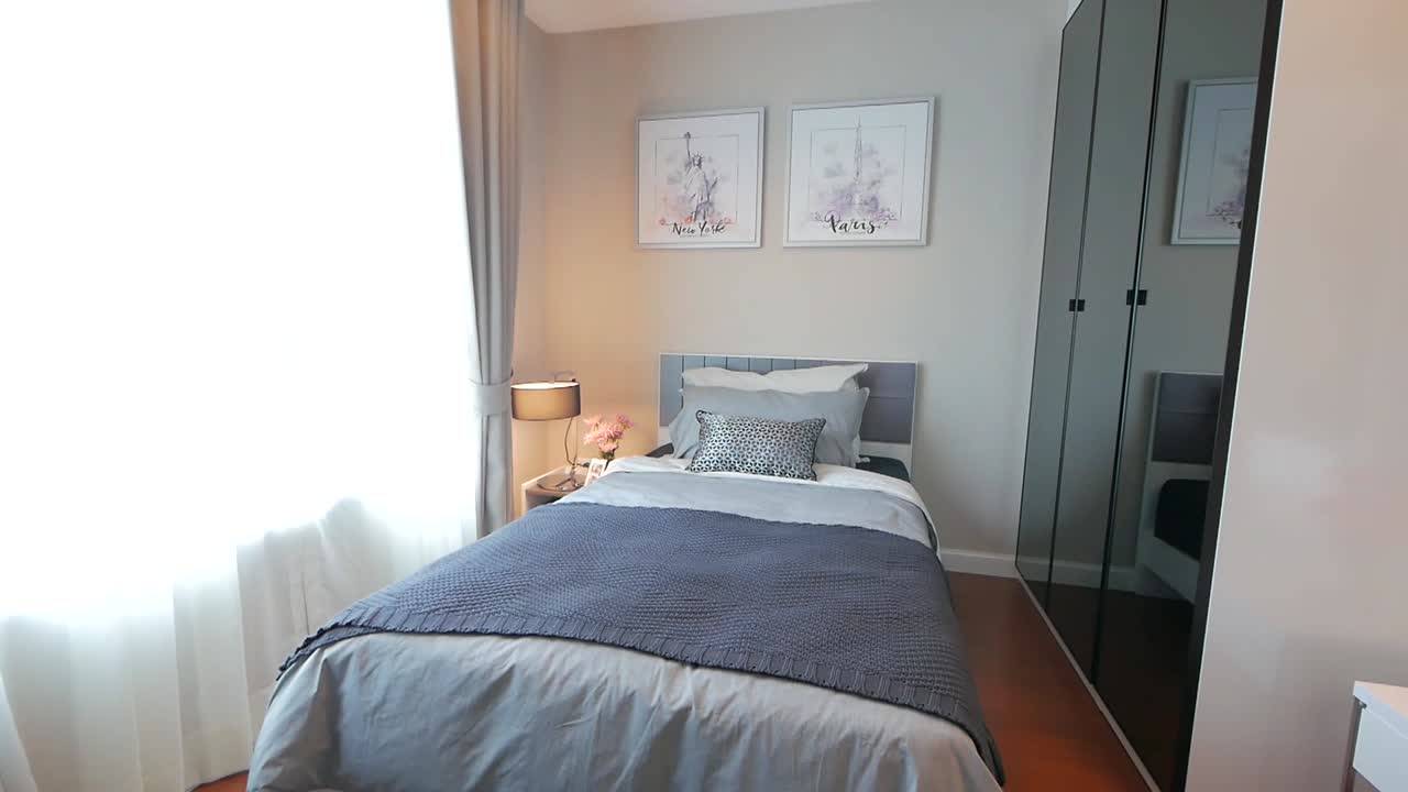 자연 채광으로 가구가 완비된 세련된 침실 장식 아이디어