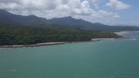 parque nacional daintree, playa remota y mar azul con vistas a la montaña en cape tribulation, qld, australia