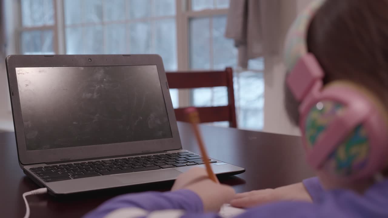 estudiante de aprendizaje a distancia con una pantalla de portátil en blanco