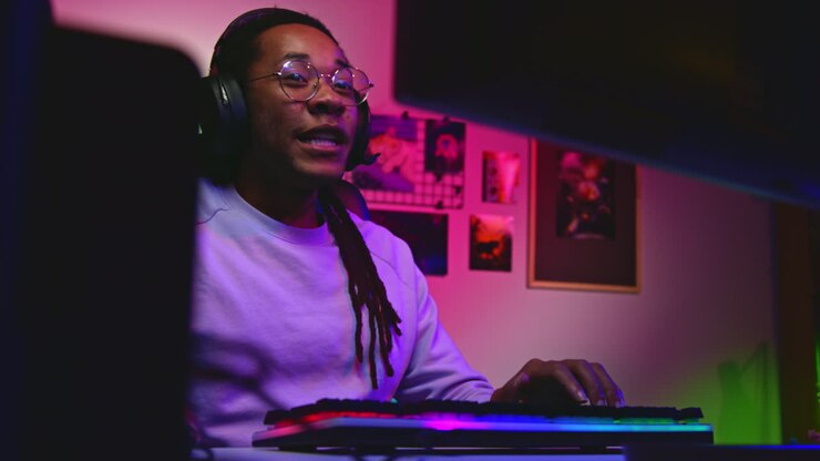 Uomo che gioca ai videogiochi di notte