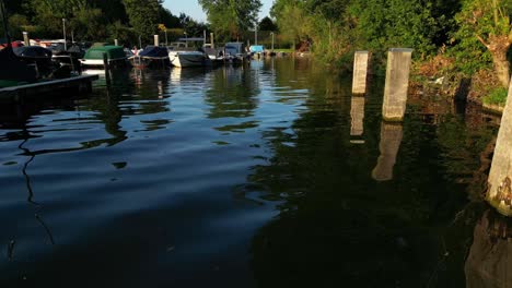 Lufttiefflug-über-Ruhigem,-Reflektierendem-Fluss-Linge-In-Arkel