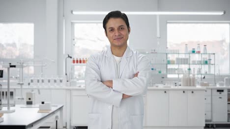 retrato de un feliz científico indio