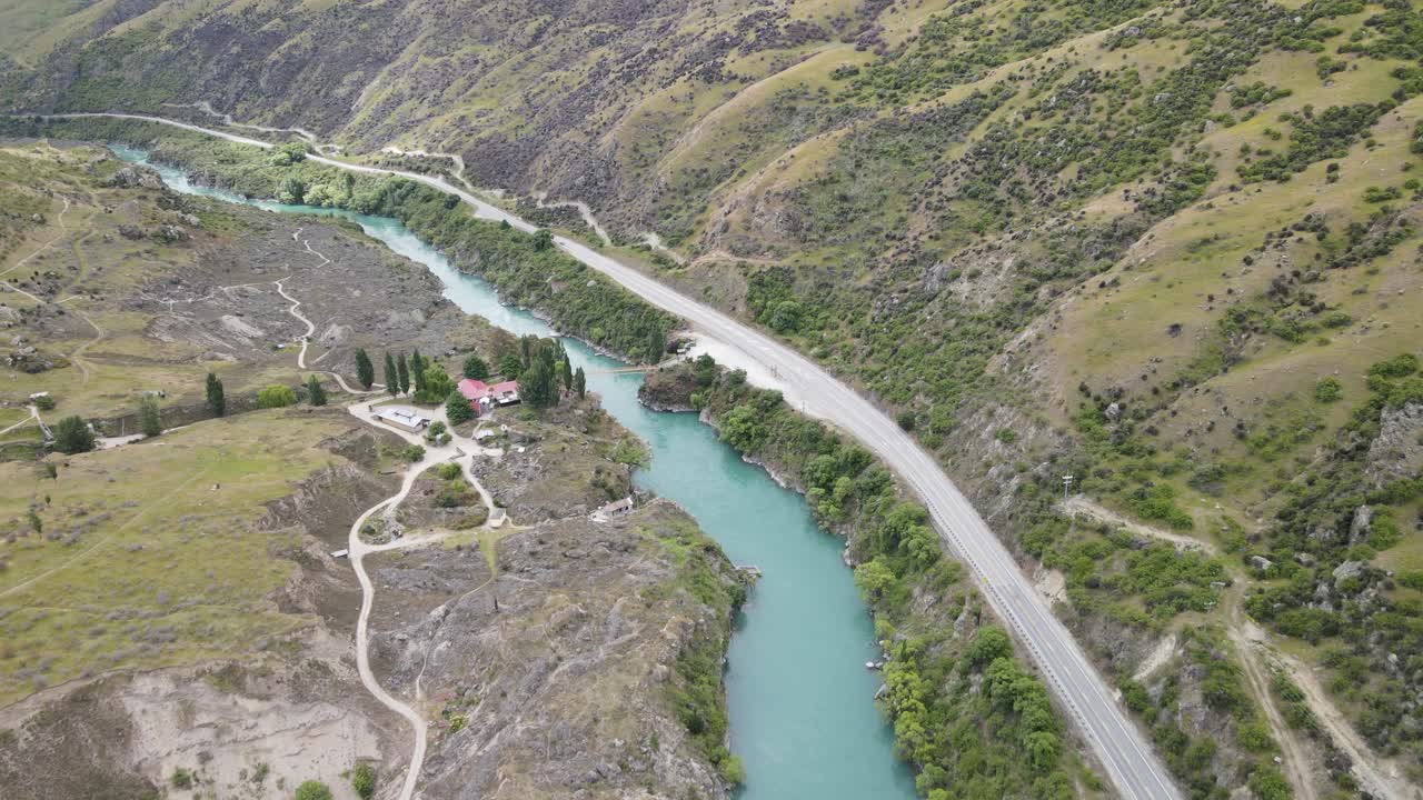 Tarihi bir altın madeni köyünün üzerinden, Kawarau Boğazı Nehri üzerindeki otoyola doğru alçalmak.