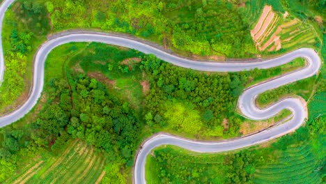 Eine-Kurvenreiche,-Sich-Windende-Straße,-Die-Wunderschön-In-Den-Berghang-Des-Geoparks-Dong-Van-Karst-Plateau-Geschnitten-Ist