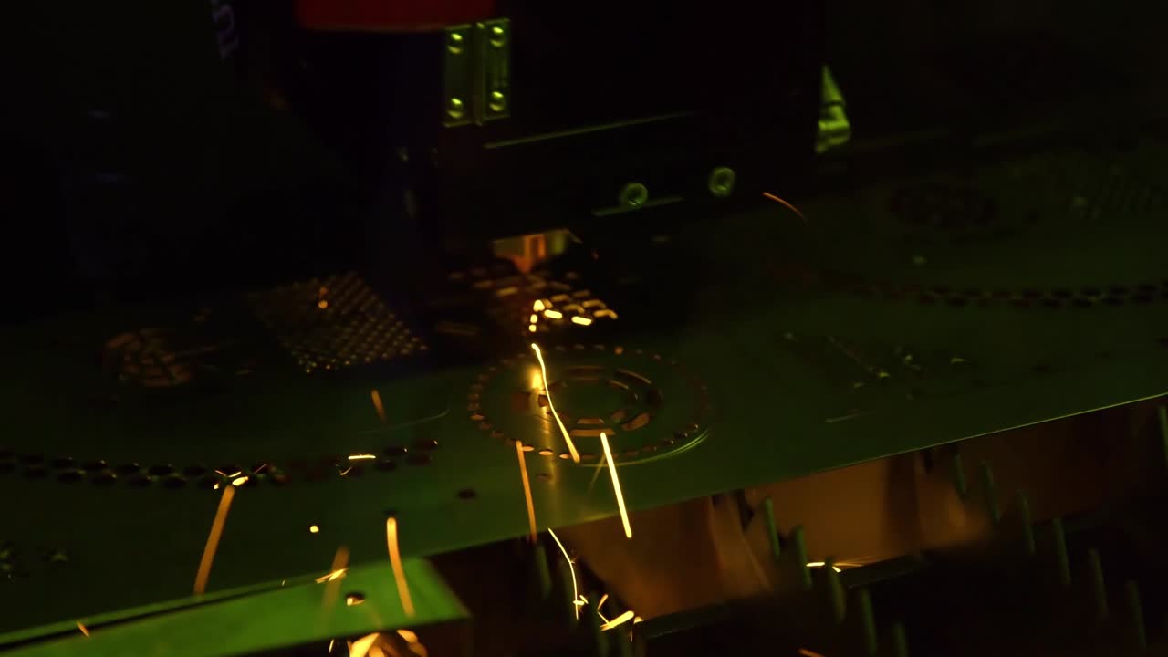 Taglio laser CNC di metallo, moderna tecnologia industriale.