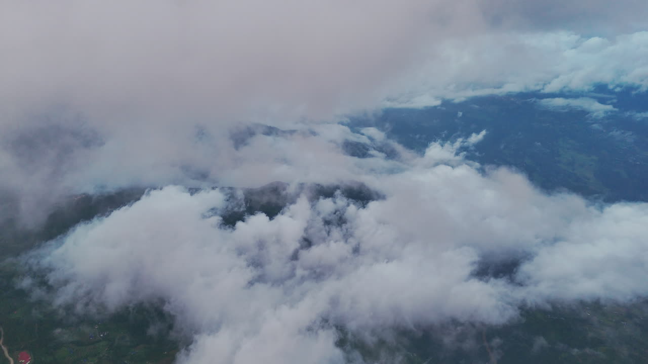 평화를 상징하는 백색 구름, 네팔의 dolakha의 숨길 수 있는 공중 풍경, 매혹적인 풍경은 평화로운 환경과 자연의 화려함을 강조하는 국가의 평온한 아름다움을 보여줍니다.
