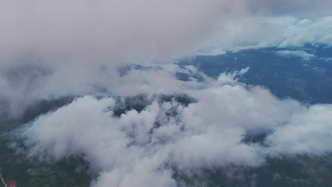 impresionante vista aérea de dolakha, nepal nubes blancas que simbolizan la paz paisaje hipnotizante muestra la belleza serena del país, destacando su entorno tranquilo y el esplendor natural