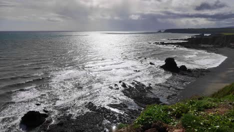 Meereslandschaft-Mit-Dramatischem-Licht-Und-Farben-An-Einem-Späten-Frühlingsnachmittag,-Einsamer-Strand-In-Tankardstown-Bay-An-Der-Copper-Coast,-Waterforf,-Irland,-Wunderschöne-Natur