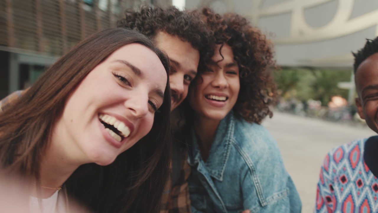 Grupo de amigos sonriendo y riendo al aire libre