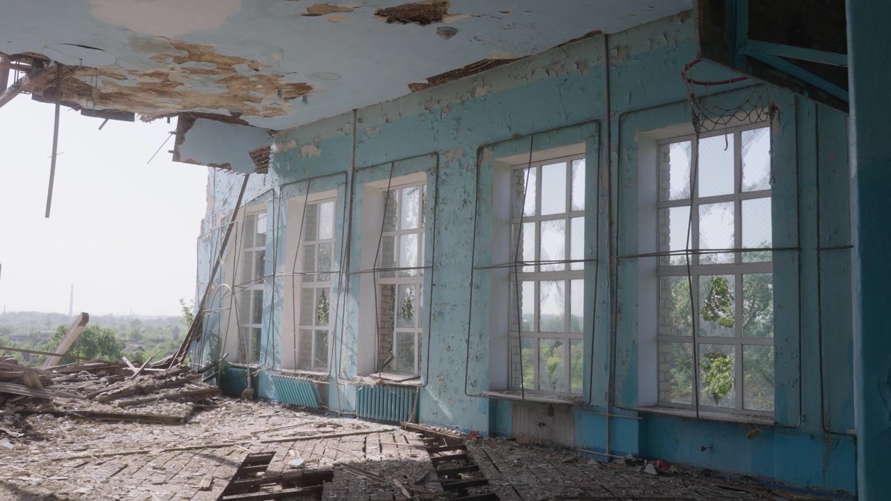L'edificio distrutto della scuola a Kostiantynivka dopo l'attacco russo.